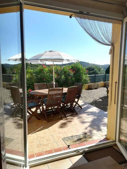 Gîte pour 5 personnes, avec Terrasse ainsi que Jardin et Vue à Bélesta