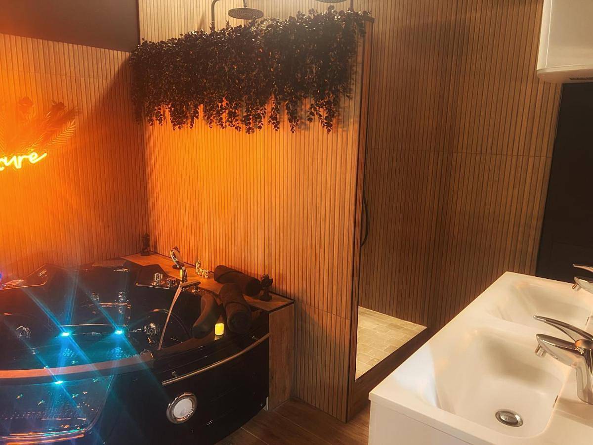 Appartement entier, Love Room Luxure 50 Nuances in Jonzac, Région de Jonzac