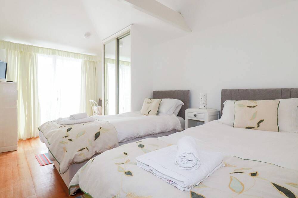 Rosemaddon, pet friendly, character holiday cottage in Crantock in Crantock, Cornwall