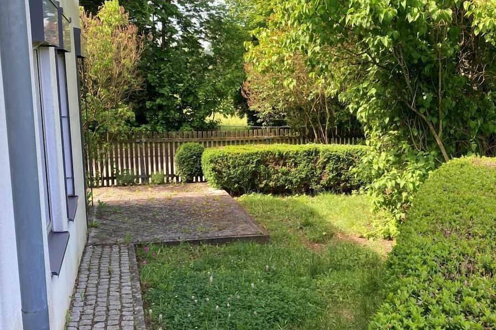 Kubisches freistehendes Ferienhaus mit Blick auf einen Weiher in Kreßberg, Romantische Straße