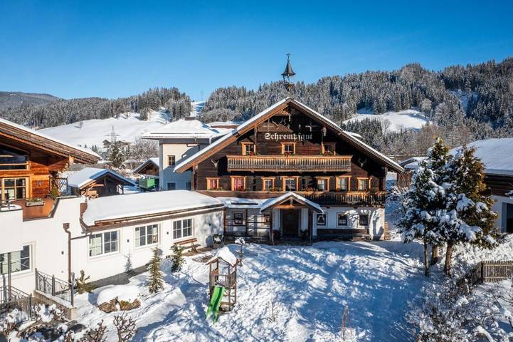 Pension voor 4 personen, with terras and sauna as well as uitzicht and tuin in Flachau