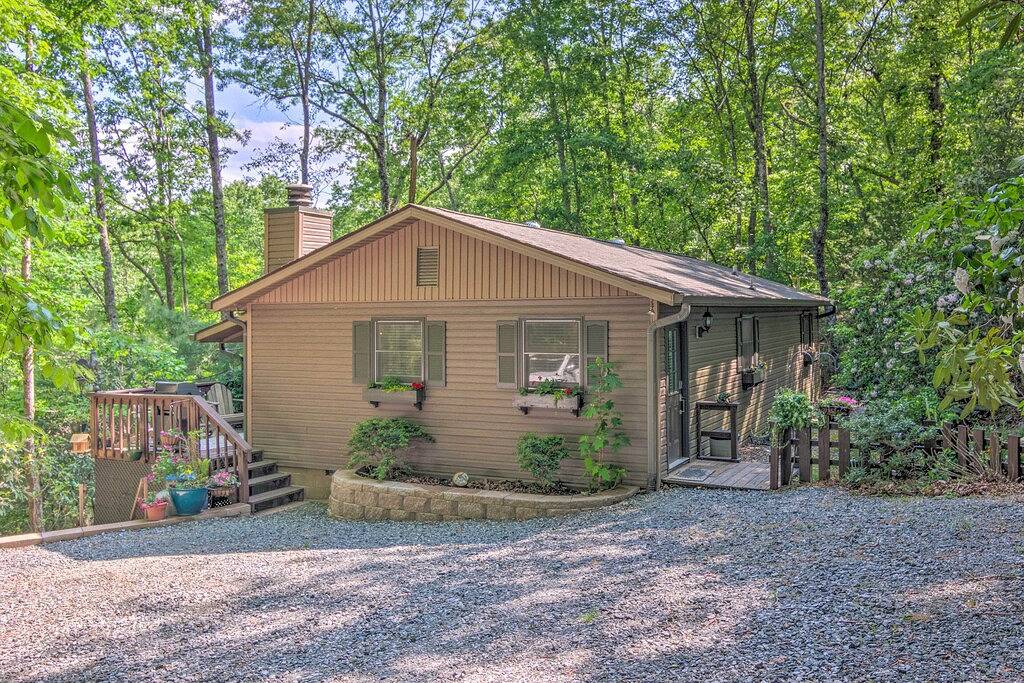 Beautiful Connestee Falls Home w/ Porch in Brevard in Connestee Falls, Transylvania County