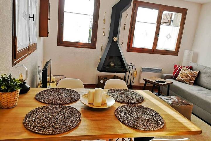 Entire apartment, Ground Floor 1 room Pool, Fireplace & Private Garden in Osséja, Parc naturel régional des Pyrénées catalanes