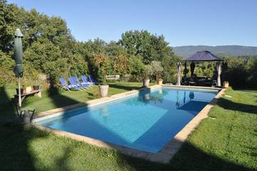 Gîte pour 4 personnes, avec terrasse ainsi que piscine et jardin à La Tour-d'Aigues