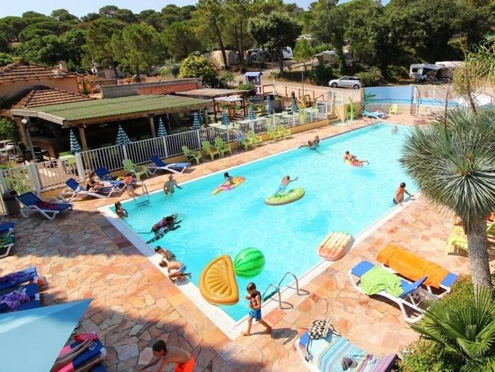 Camping pour 2 personnes, avec Terrasse et Bassin pour enfant