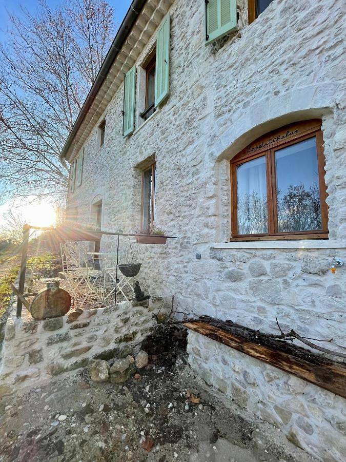 Gîte pour 6 personnes, avec vue ainsi que jardin et terrasse, animaux acceptés à Forcalquier - 2