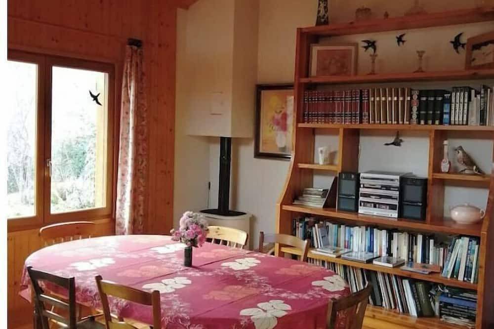 Cosy Traditional Gîte de Caractère in Foncine-le-Bas, Parc naturel régional du Haut-Jura