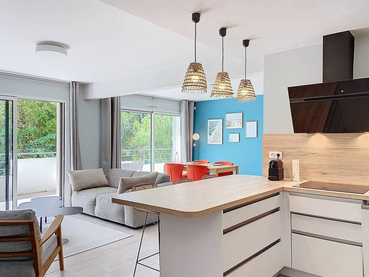 Entire apartment, Beachside Apartment with Terrace, Pool, and Ac in Les Lecques, Saint-Cyr-sur-Mer