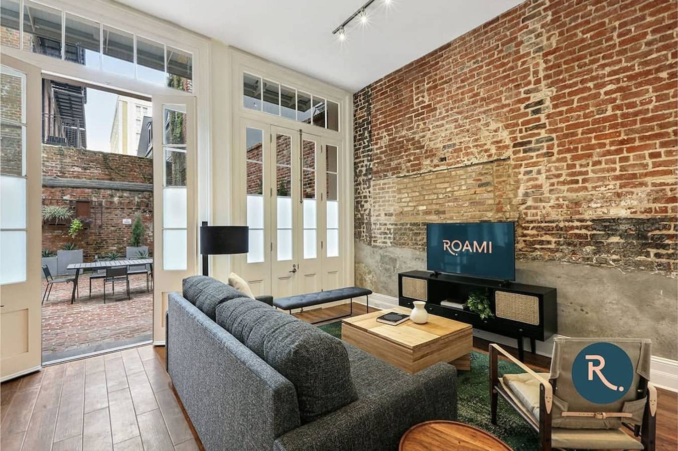Apartamento entero, Roami at Factors Row Near Bourbon St in New Orleans, Orleans Parish