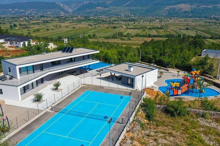 Spacious 8-bedroom villa in amazing Grubine with Ac in Imotski, Makarska Riviera