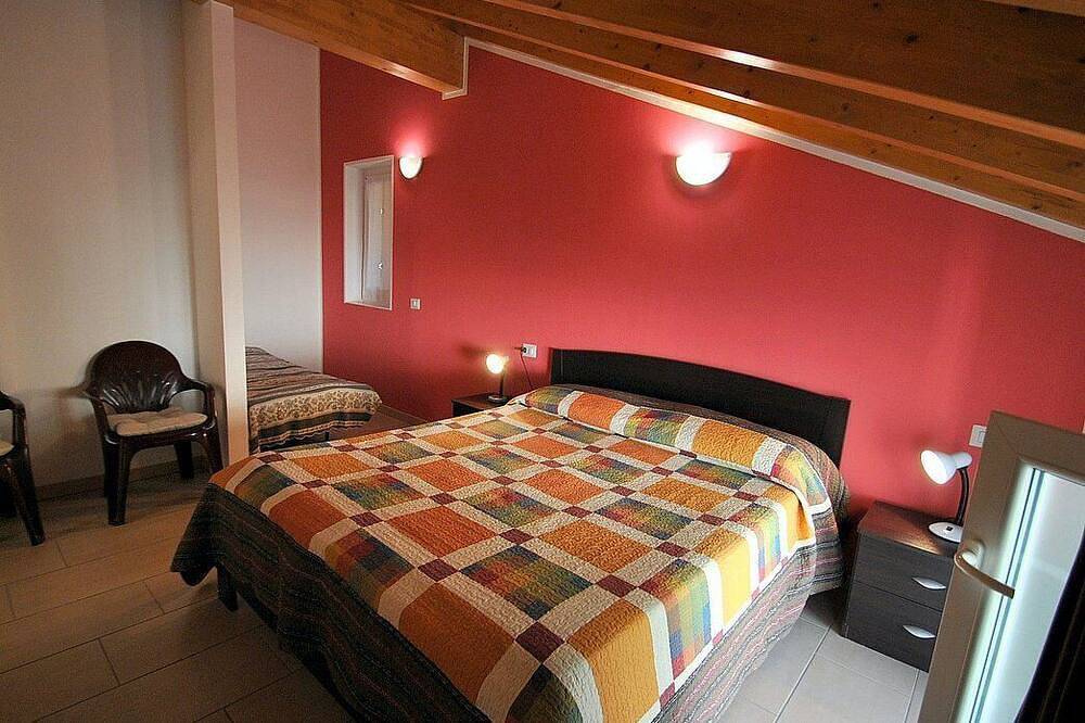 Casa Osmanto A: A cozy and welcoming apartment situated at a short distance from the shores of Lake Como, with Free Wi-Fi. in Vercana, Gemeinde Vercana