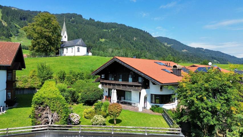 Ferienhaus für 15 Personen, mit Balkon und Terrasse sowie Garten und Sauna in Bolsterlang