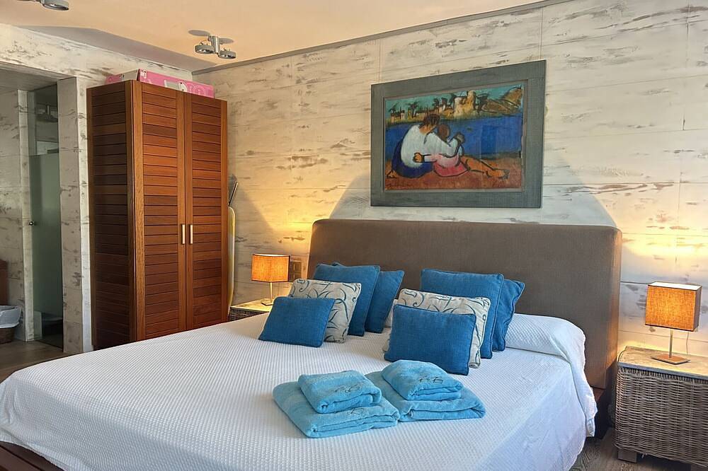 Entire apartment, Pool and sea views in Fornells in Fornells, Es Mercadal