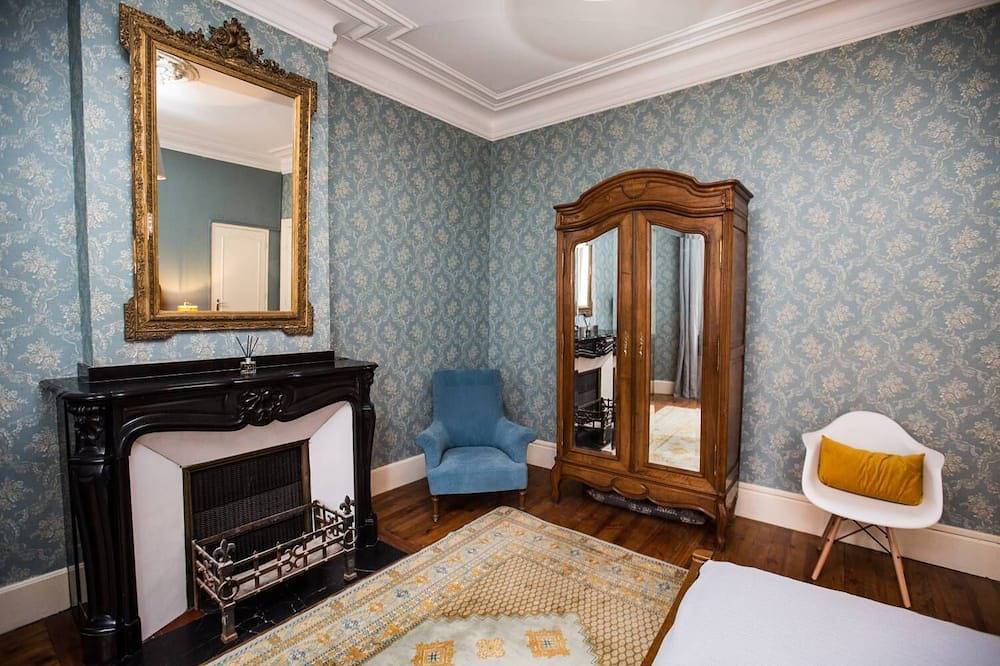 The beautifully restored 1850s French townhouse with views of the Cite and river in Carcassonne, Région de Carcassonne