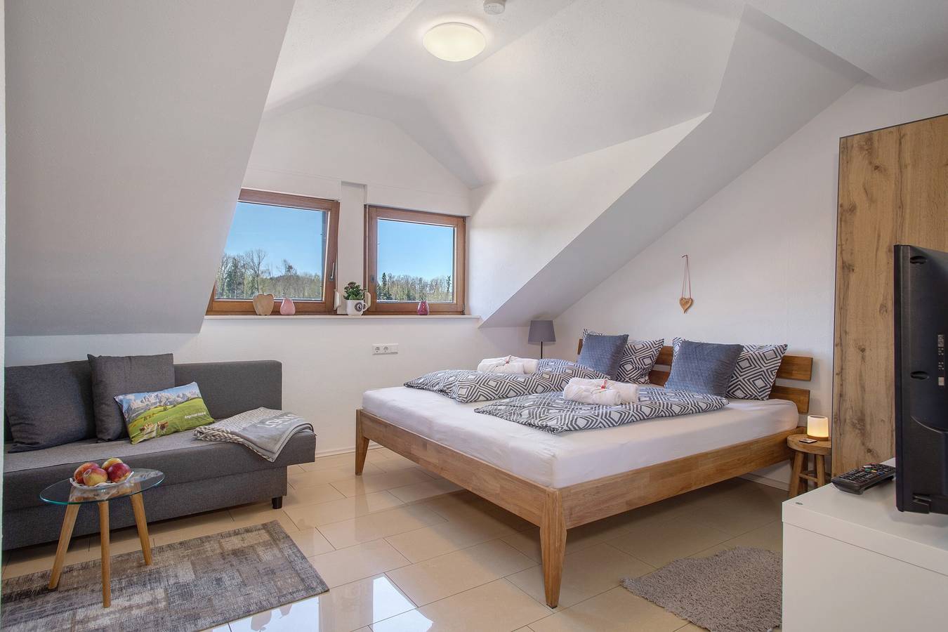 Entire apartment, Apartment 'Bergchalet Mirabell - Fewo Auszeit' with Mountain View at the lake constance in Friedrichshafen, Region Bodensee-Oberschwaben
