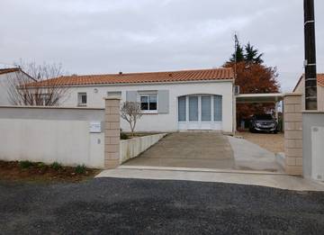 Gîte pour 6 personnes, avec jardin et terrasse à Jonzac