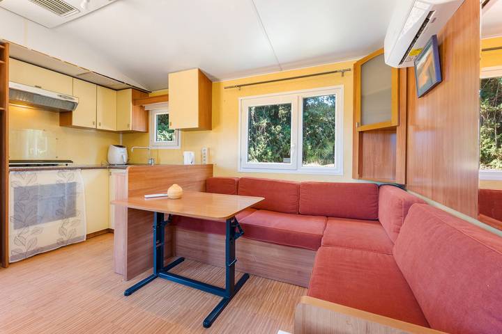 Mobile Home "In Provence" with Private Terrace, Wi-Fi, and Air Conditioning in Eyragues, Arles region