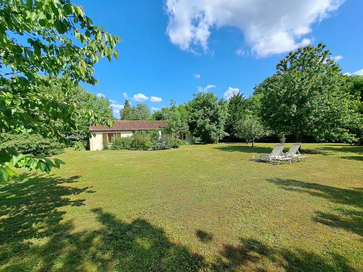 Gîte pour 6 personnes, avec piscine, adapté aux familles à Saint-Pierre-de-Juillers