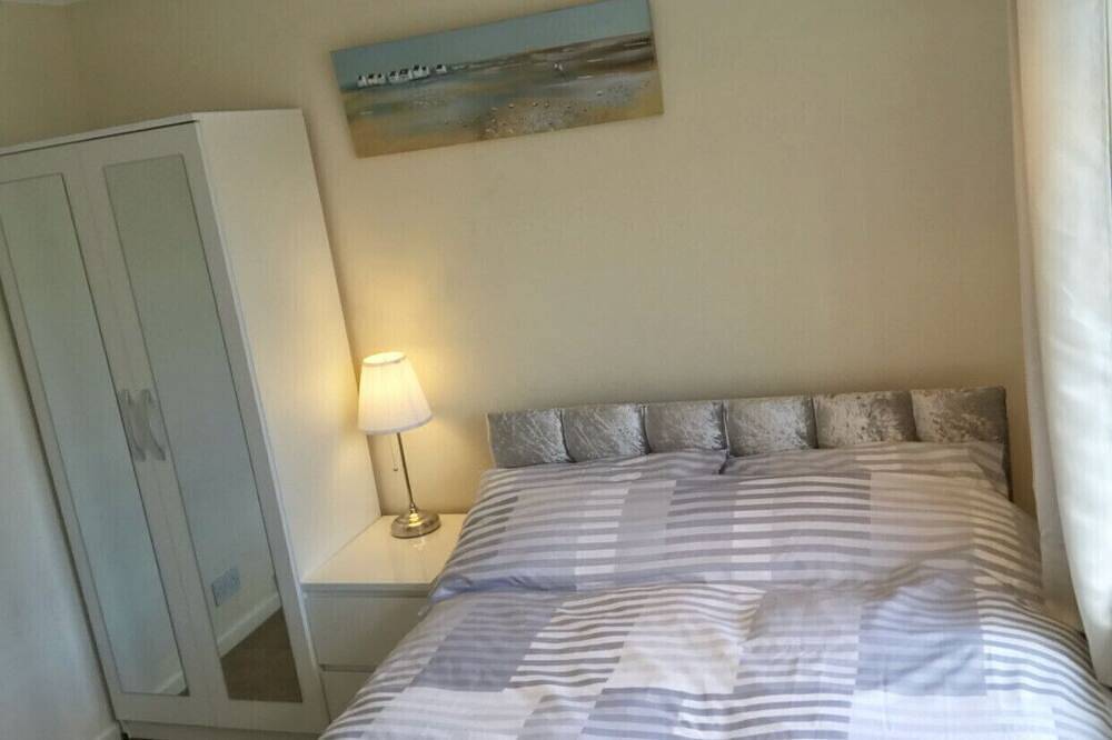 Lovely 3 Bedroom holiday home with free parking in Gosport, Hampshire