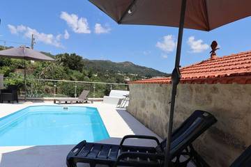 Gîte pour 2 personnes, avec piscine ainsi que balcon et jardin dans Tondela