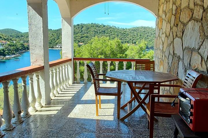Gîte pour 2 personnes, avec balcon/terrasse, animaux acceptés dans Lastovo