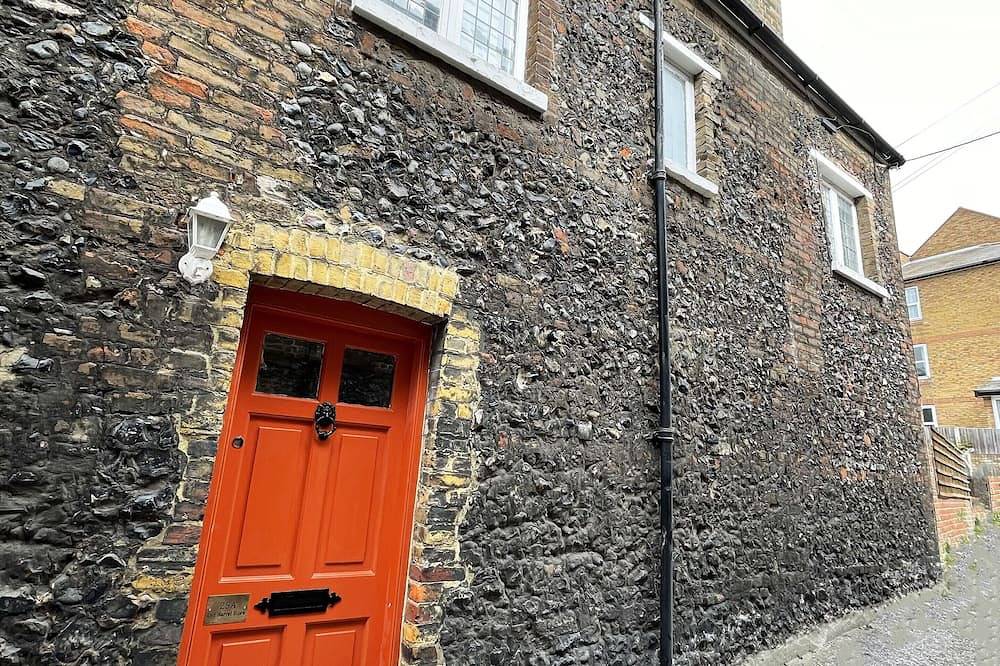 Historic cosy Old Town cottage-parking, garden, 2-min walk to beach in Botany Bay, Kent