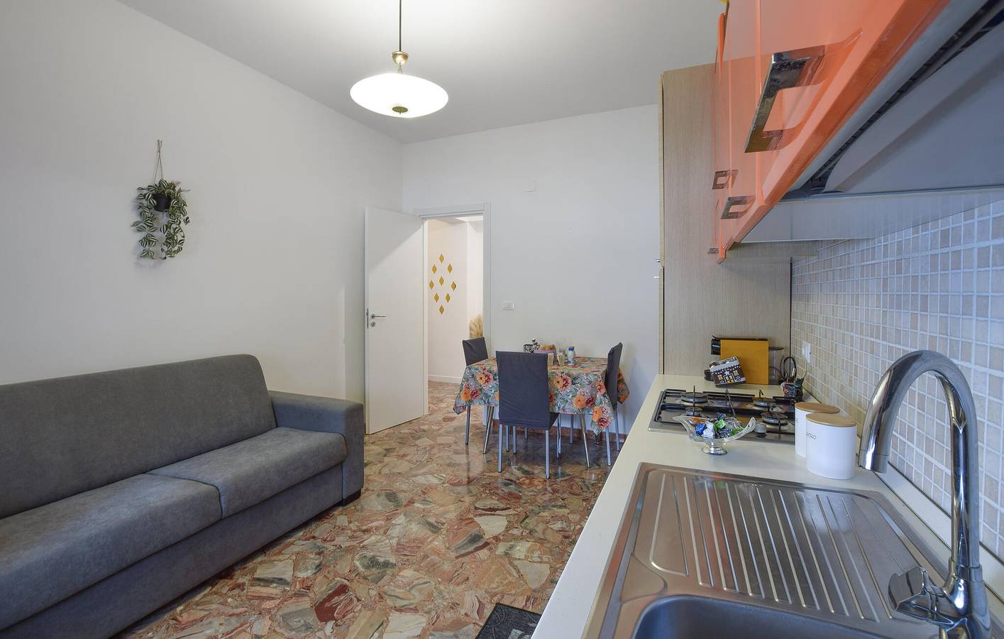 Apartamento vacacional entero, Acogedor apartamento junto a la playa con aire acondicionado y aparcamiento in Regio de Calabria, Provincia de Reggio Calabria