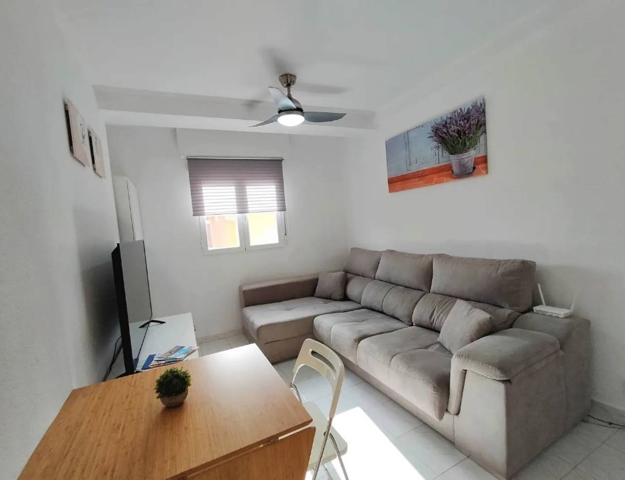 Apartamento entero, Apartamento 'Acogedor a 300 m de la Playa' con Vista al Lago, Wi-Fi y Aire Acondicionado in Torrevieja, Costa Blanca