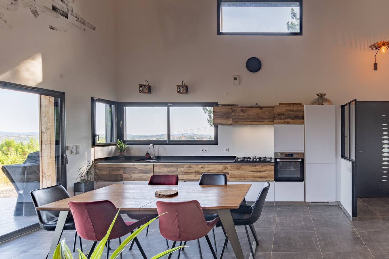 Villa 'Maison Contemporaine Céleste' met Uitzicht op de Bergen, Privézwembad en Wifi in Ucel, Parc naturel régional des Monts d'Ardèche