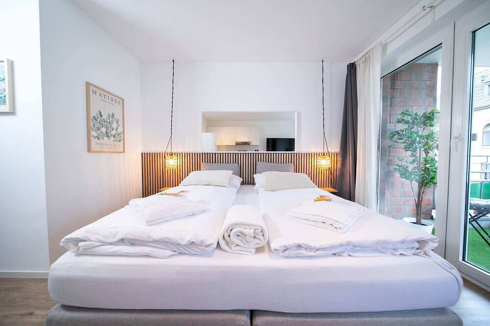 Entire apartment, Favorite Stays: Studio with Balcony | Kitchen | Messe in Neuss, Düsseldorf region
