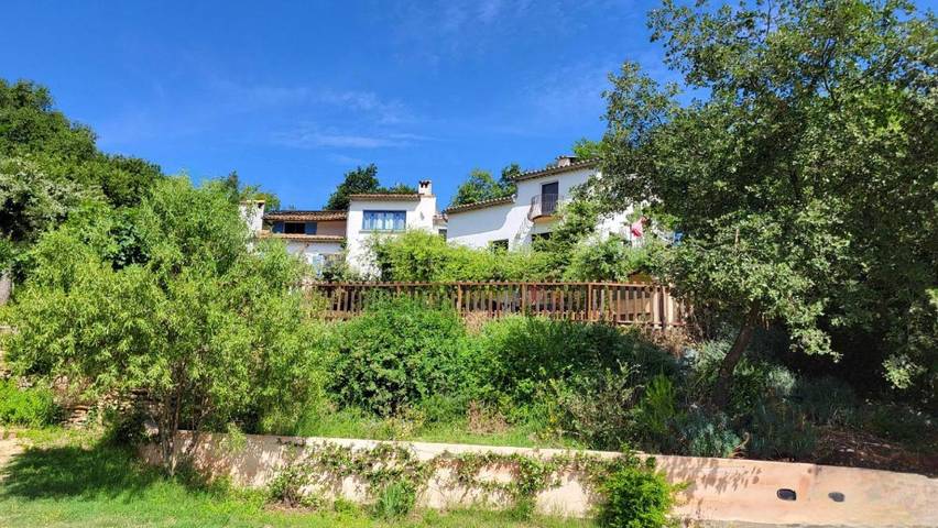 Location de vacances pour 8 personnes, avec vue ainsi que jardin et piscine à Saint-Nazaire (Gard)