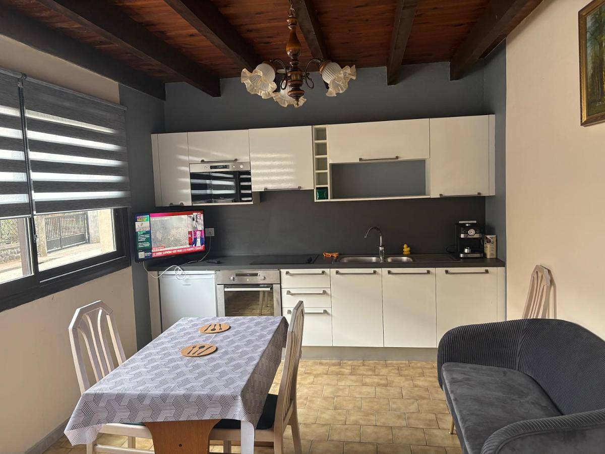 Appartement entier, One-Bedroom Apartment in Pont-de-Labeaume, Parc naturel régional des Monts d'Ardèche