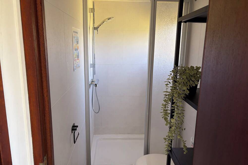 Évadez-vous dans cette cabane chaleureuse en pleine nature, un refuge rural parfait pour jusqu’à 6 personnes, avec 2 chambres, une cuisine entièrement équipée, un Wi-Fi rapide, la climatisation et un grand jardin privé avec parking gratuit. in Tilbourg, Brabant-Septentrional