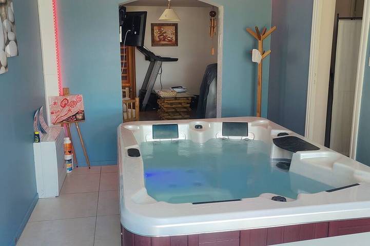 Ganze Wohnung, Logement Avec Piscine Couverte Chauffée et spa Privatifs, vue Panoramique in Estivareilles (Allier), Montluçon und Umgebung