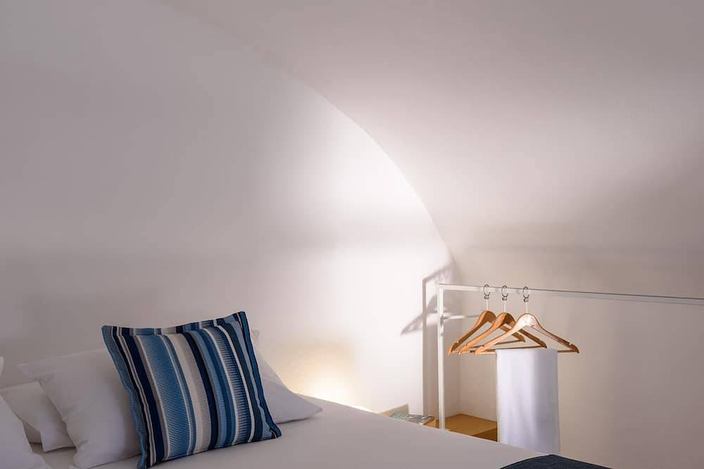 Entire apartment, Muses Cycladic Suites - Compact Two-Bedroom Apartment with Outdoor Hot Tub in Oia, Santorini