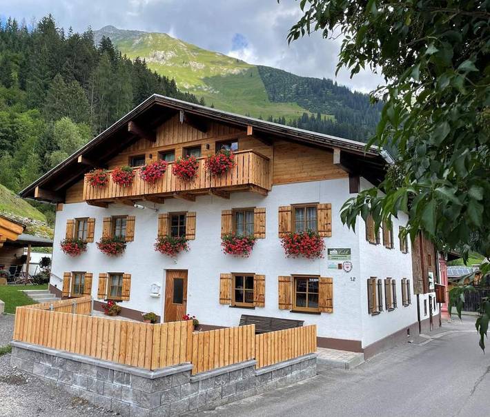 Chambre d’hôte pour 2 personnes, avec Terrasse ainsi que Jardin et Vue à Elbigenalp