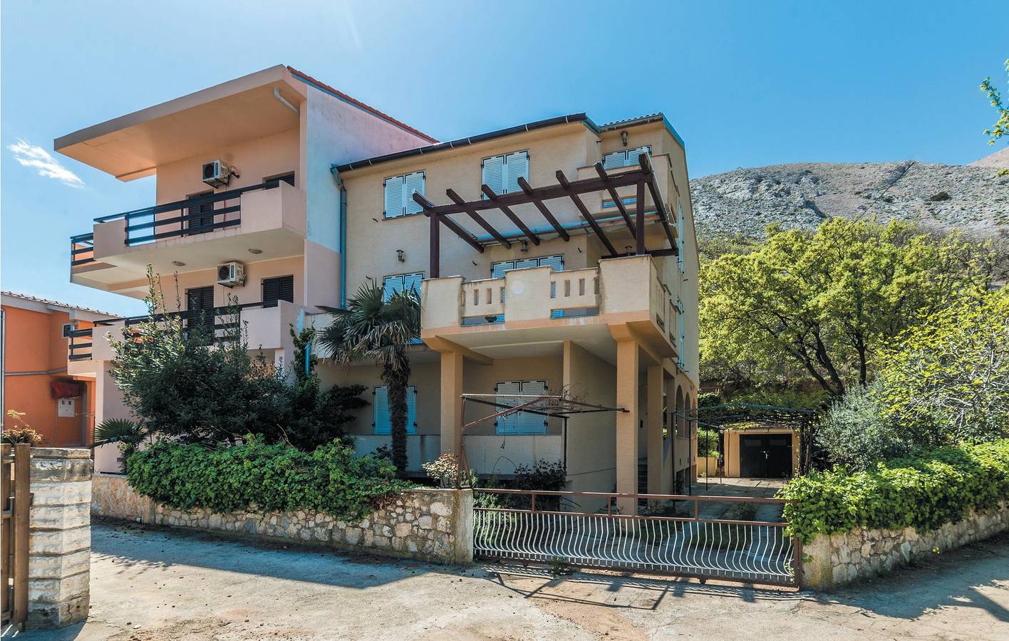Ganze Ferienwohnung, Gemütliche Ferienwohnung mit Terrasse, 600 m vom Strand Dubrava entfernt in Pag Stadt, Pag