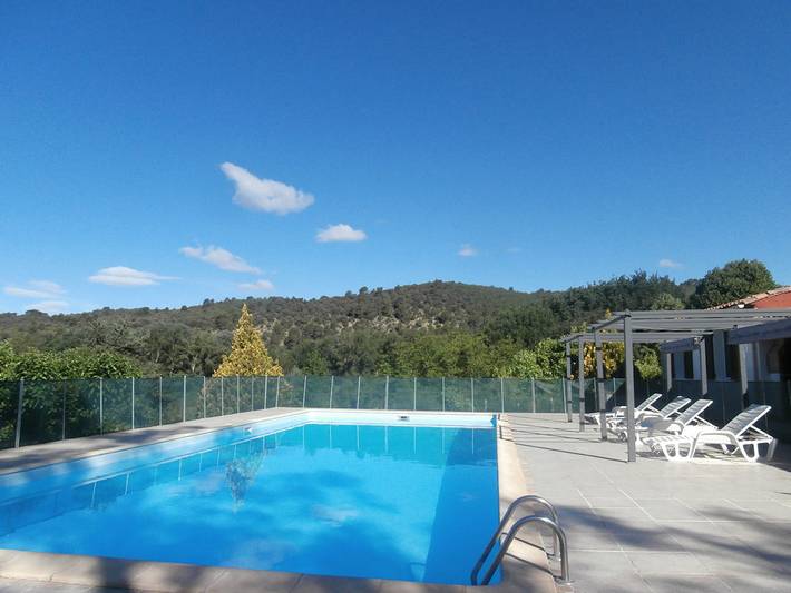 Location de vacances pour 31 personnes, avec terrasse ainsi que piscine et jardin dans les Alpes-de-Haute-Provence - 2