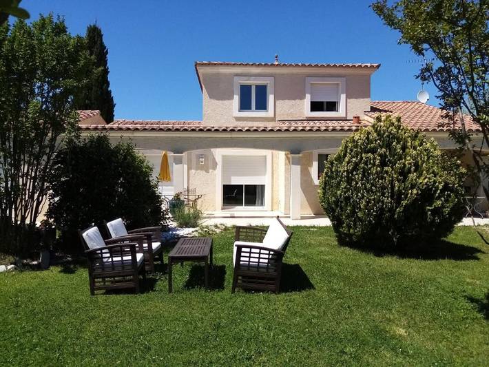 Location de vacances pour 7 personnes, avec vue ainsi que terrasse et piscine à Sainte-Croix-de-Quintillargues