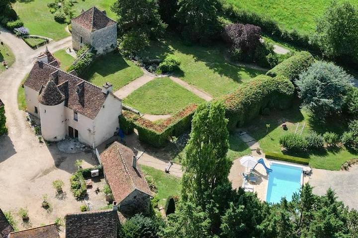Location de vacances pour 8 personnes, avec Terrasse ainsi que Jardin et Piscine à Mauvières