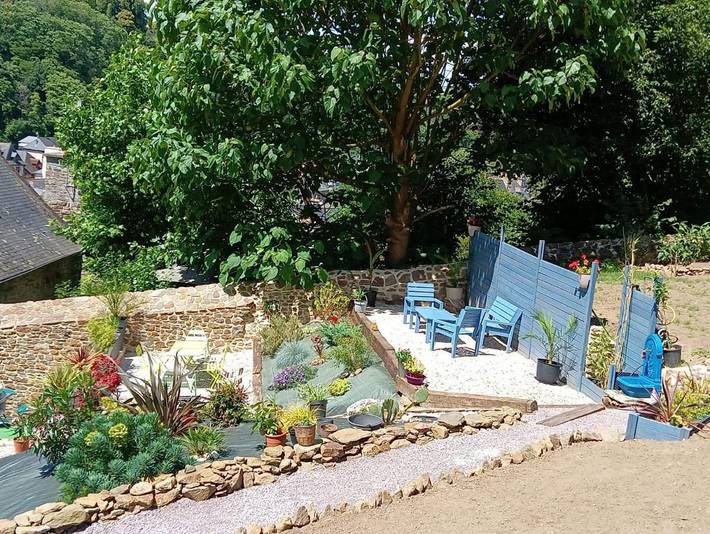 Chambre d’hôte pour 2 personnes, avec jardin ainsi que vue et terrasse dans Port de Dinan