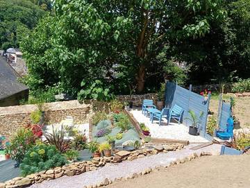 Cottage pour 2 personnes, avec terrasse ainsi que jardin et vue à Lanvallay