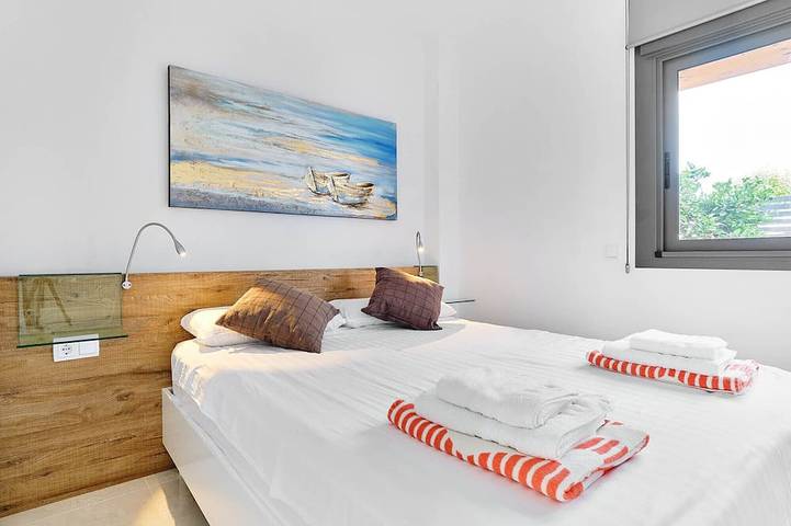 Modern house near beach,10 people, Bbq, own pool with spa/jet/cascade & top host in San Pedro del Pinatar, Costa Cálida