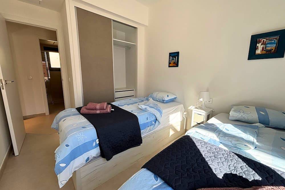 Entire apartment, Mediterranean Gardens 36: Top floor with sea views in Mar Azul Torrevieja, Torrevieja