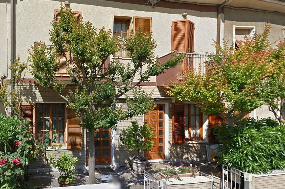 Maison Mare & Monti At the foot of Mount San Bartolo a stone's throw from the beach. in Pesaro, Valle del Metauro