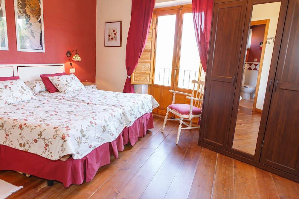 Five spacious and comfortable double bedrooms with their own full bathrooms. in Cubillo, Province de Ségovie