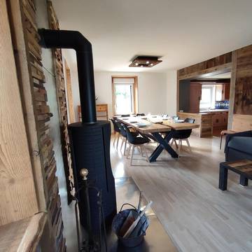Chalet pour 8 personnes, avec jacuzzi ainsi que piscine et jardin, adapté aux familles à Saulxures-sur-Moselotte