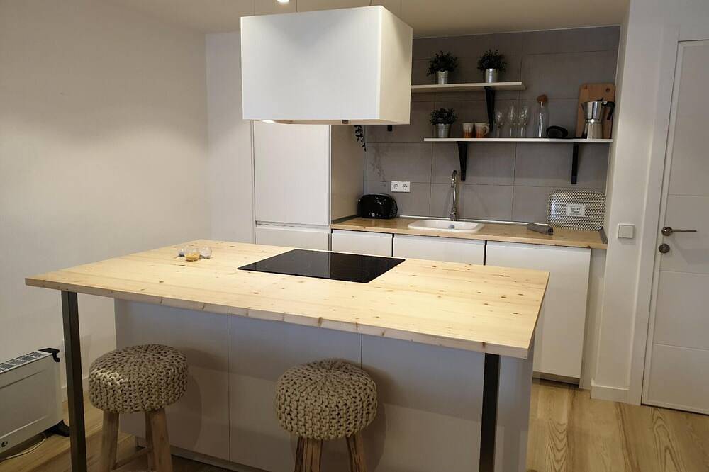 Entire apartment, Cozy Loft with Pool in Villanúa – Perfect for 4 Guests in Villanúa, Spanish Pyrenees