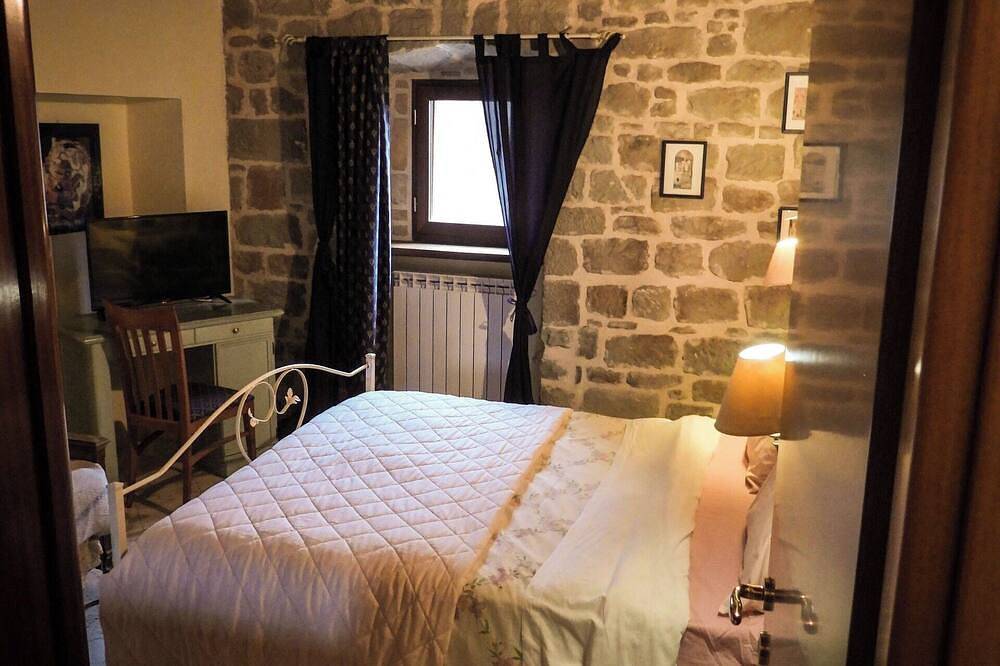 Bellissima villa per 14 ospiti con Wifi, Tv e animali ammessi, vicino Ascoli Piceno in Roccafluvione, Parco nazionale dei Monti Sibillini