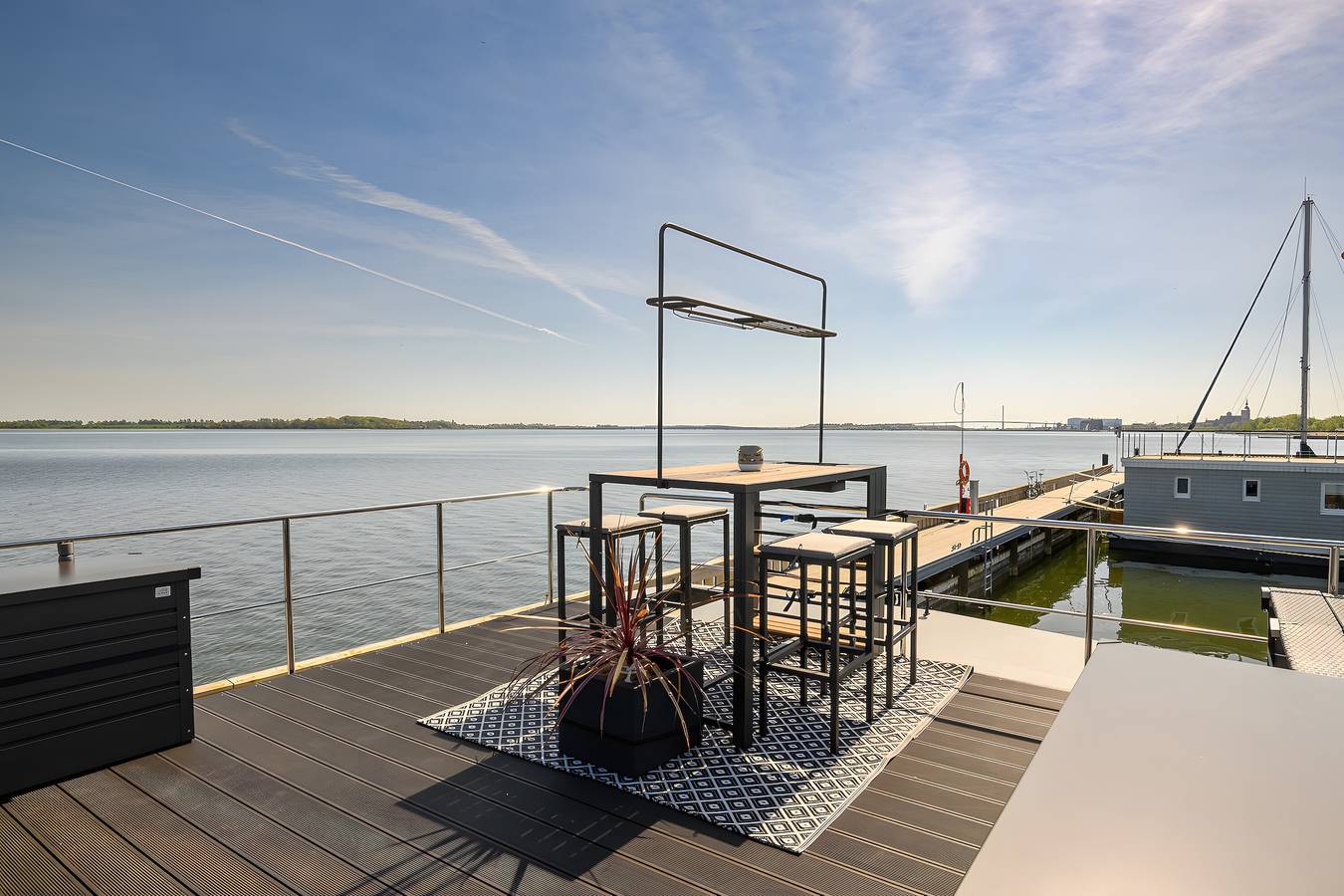 Hausboot Seeadler Stralsund con vistas al mar, terraza privada y sauna in Stralsund, Alrededores de Stralsund